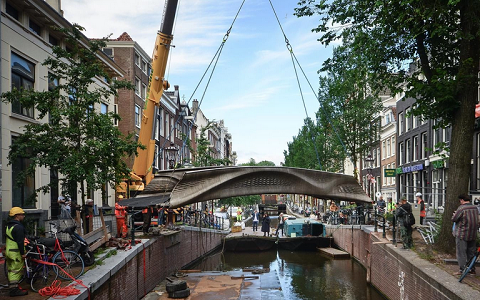 阿姆斯特丹成功安装世界第一座3d打印金属桥